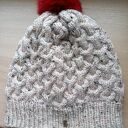 Czapka z pomponem ręcznie robiona na drutach