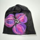 czapka wełniana filcowana zimowa czarna ostatnia, handmade w kwiaty na podszewce - rozmiar uniwers