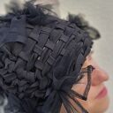Czarna, elegancka czapka wytkana na krośnie z Tiulowymi Kokardami