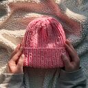 Krótka czapka beanie handmade z pomponem jasnoróżowa, wykonana