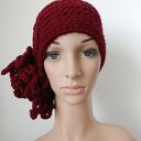 Bordowa elegancka czapka z kwiatem