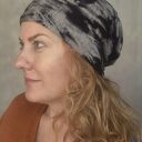 Czapka szaro-czarna na podszewce rozmiar M dla głowy o obwodzie 54x55 cm świetna na codzienne noszen