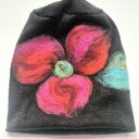 czapka wełniana filcowana zimowa czarna handmade w kwiaty na podszewce - rozmiar