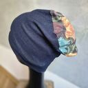 Czapka w kolorze jeansu z kwiatami na podszewce, dobra na codzienne noszenie