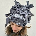 Oryginalna i fikuśna, zimowa czapka wytkana na krośnie