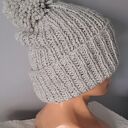 CZAPKA beanie handmade z pomponem - JASNOSZARA, wykonana na DRUTACH