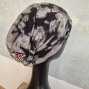 Czapka szaro-czarna na podszewce rozmiar M dla głowy o obwodzie 54x55 cm świetna na codzienne noszen