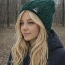 Ciepła czapka robiona na szydełku z wełny i akrylu. Ecru/zielona