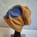 Ruda filcowana czapka wełniana handmade w kwiaty