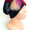 Czarna czapka damska handmade z filcowanymi kwiatami