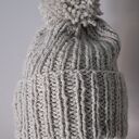 CZAPKA beanie handmade z pomponem - JASNOSZARA, wykonana na DRUTACH