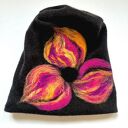 czapka wełniana filcowana zimowa czarna handmade w kwiaty na podszewce - rozmiar