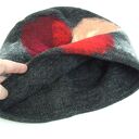 Czarna czapka damska handmade z filcowanymi kwiatami
