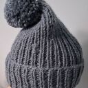 CZAPKA handmade z pomponem - SZARA (szaroniebieska, szara -żelazna) wykonana na DRUTACH