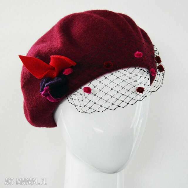 Bordowy beret