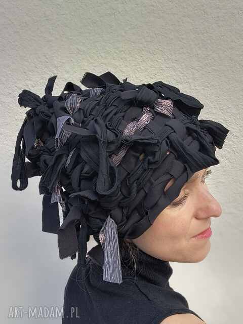 Czapka Meduza wytkana ręcznie na krośnie, artystyczne nakrycie głowy