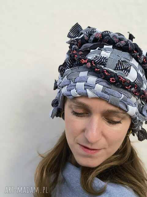 Niebanalna czapka wytkana ręcznie na krośnie