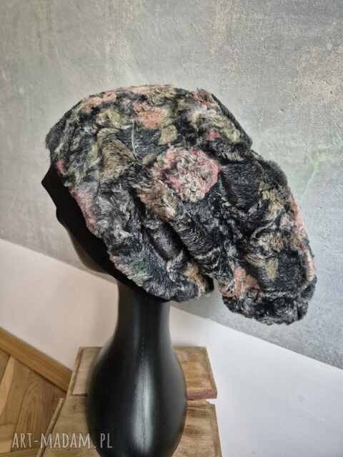 Ciepla futrzana odcienie szarosci bardzo miła na podszewce, ze sciagaczem, czapka dla artystki, rozm