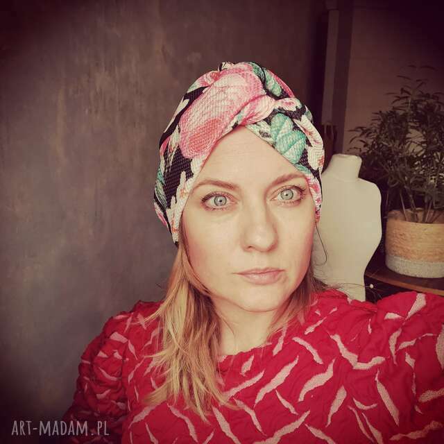 Turban w kwiaty, materiał to taka siateczka usztywniona, obwód M na 55 -56cm zwraca uwagę, polecane d