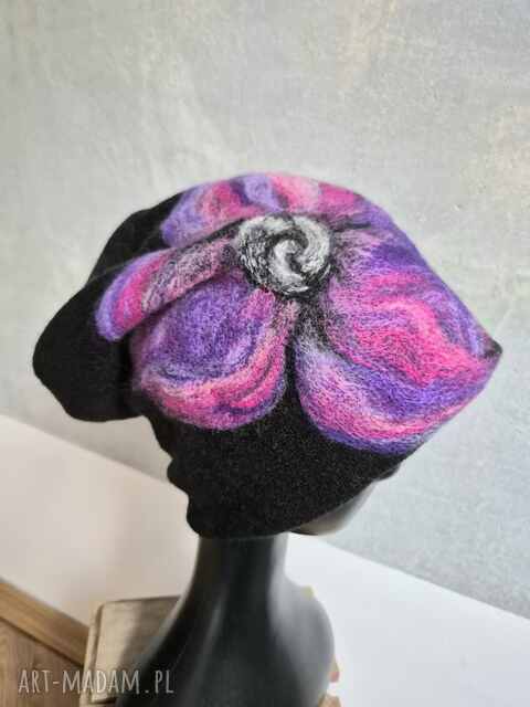 czapka wełniana filcowana zimowa czarna ostatnia, handmade w kwiaty na podszewce - rozmiar uniwers