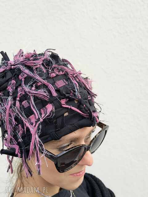 Czapka Lola - artystyczna czapka no2. wytkana na kroś je