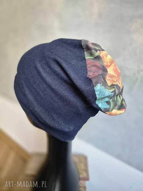 Czapka w kolorze jeansu z kwiatami na podszewce, dobra na codzienne noszenie, uniwersalna, polecam pol
