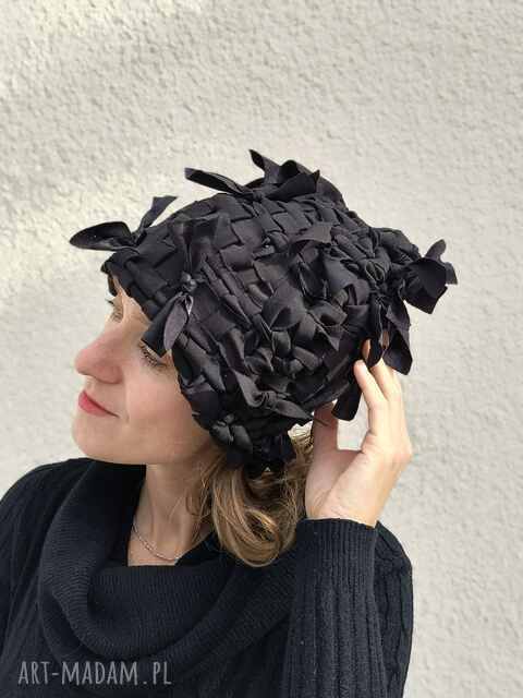 Czapka Czarna Kokardą - wytkana ręcznie na krośnie z ozdobnymi kokardami