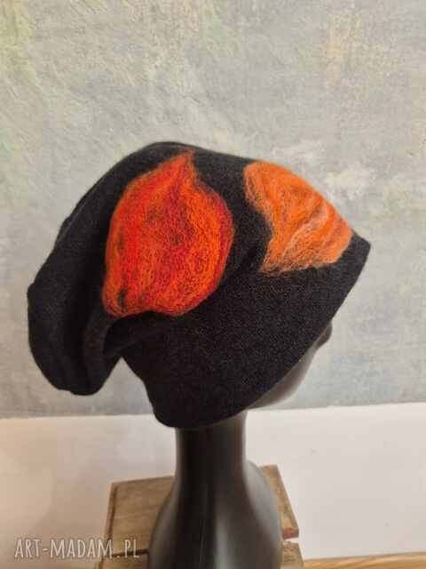 czapka wełniana filcowana zimowa czarna handmade w kwiaty na podszewce - rozmiar uniwersalny, weł