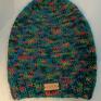 Kolorowa czapka na prezent na drutach