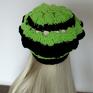 zielone beret ażurowy wykonany szydełkiem z włóczki akrylowej w kolorach czapki ciepły paski
