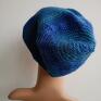 cieniowany komplet w błękitnej kolorystyce, wykonany ręcznie czapka