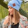 dwustronna logo z ekoskórki baby blue pudrowy niebieski czapka beanie