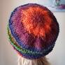 Mięsista, miękka, miła i ciepła, bezszwowa czapka, wykonana ręcznie na drutach z tzw. Kolorowa