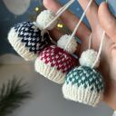 Ozdoby choinkowe: zawieszki mini czapeczki z wełny (zestaw 3 szt.)