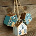 4 małe drewniane domki - zawieszki do świątecznej dekoracji