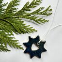 Zestaw 22 ręcznie robionych ceramicznych zawieszek na choinkę