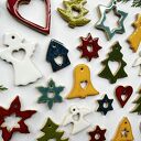 Zestaw 26 ceramicznych zawieszek świątecznych na choinkę