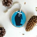 Ręcznie malowany ptak, kruk, bombka na choinkę na krążku