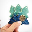 Turkusowe choinki ceramiczne - ozdoby świąteczne do zawieszenia