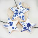 Zestaw 3 ceramicznych gwiazdek na choinkę - białe w niebieskie wzory