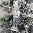 Dekoracja na Boże Narodzenie. Dziadek do orzechów. Stroik świąteczny. Choinka z szyszek