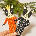 Ręcznie malowane ozdoby świąteczne - para buldogów w czerwono-złotych strojach | Zawieszki choinkowe