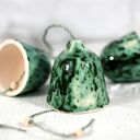 Ceramiczne dzwonki choinkowe - nakrapiana zieleń