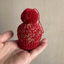 Ozdoba na choinkę mini-czapeczka czerwono-złota - ręcznie dziergana