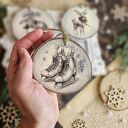 Zestaw 3 drewnianych plastrów świątecznych z decoupage na jutowym sznurku