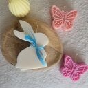 Zajączek wielkanocny z kokardą - świeca sojowa handmade