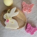 Zajączek wielkanocny z kokardą - świeca sojowa handmade
