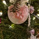 Duża akrylowa bombka z różową koronką gipiurą - medalion shabby chic