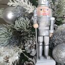 Dekoracja na Boże Narodzenie. Dziadek do orzechów. Stroik świąteczny. Choinka z szyszek