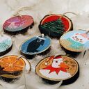 Ręcznie malowany ptak, kruk, bombka na choinkę na krążku drewnianym